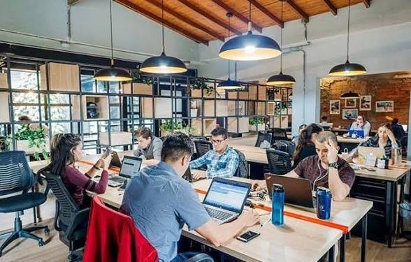 Image of digital nomads coworking in Columbia
