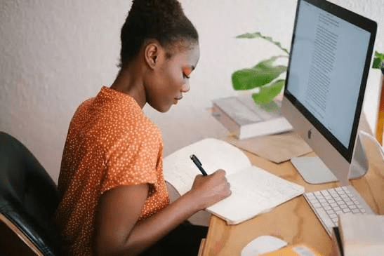 Freelancer working remotely and checking out the comparison between Grammarly vs ProWritingAid vs Free Alternatives