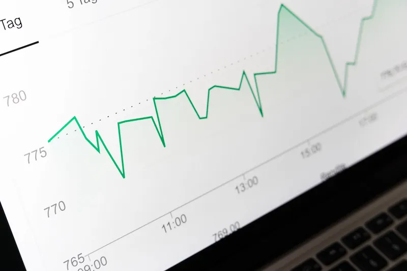 Freelance income growth timeline showing progression from first client to one thousand dollars per month in four to six months for beginner freelancers in 2026